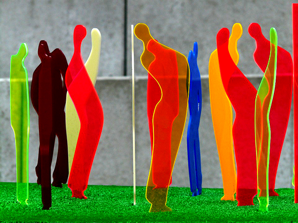 Silhouetten aus farbigem Acrylglas Silhouetten von Menschen aus farbigem Acrylglas.
